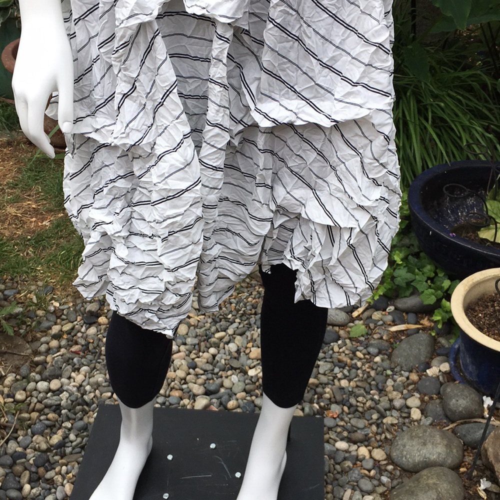 COMFY Sleeveless Crinkle Dress in Black & White - Picture 6 of 8